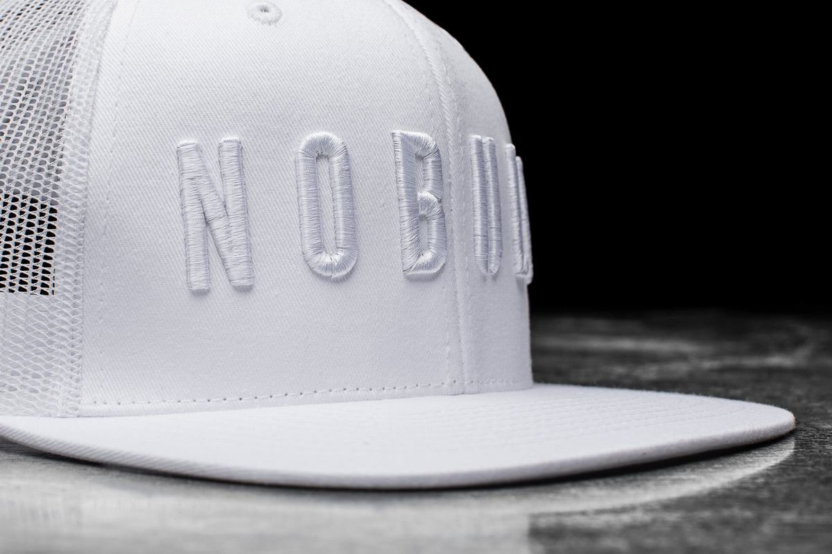 Nobull Platta-Brim Trucker Hatt Dam Vita | UO5721043